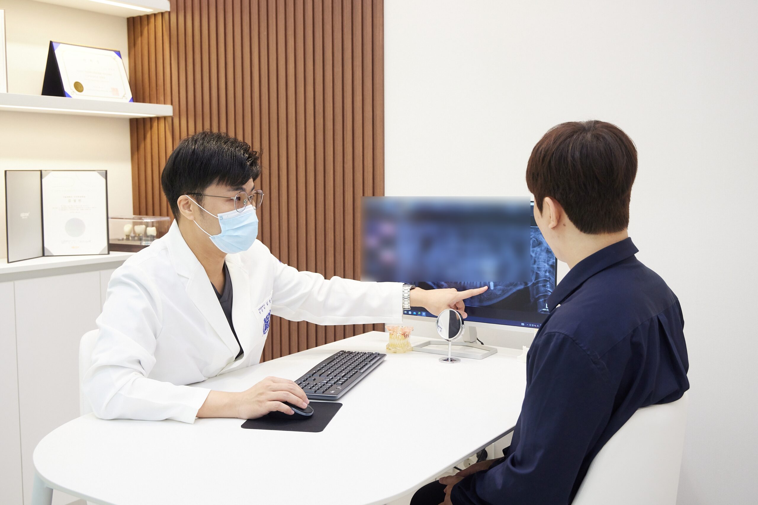 상담하는 서울퍼펙트치과의원 대표원장 김성진